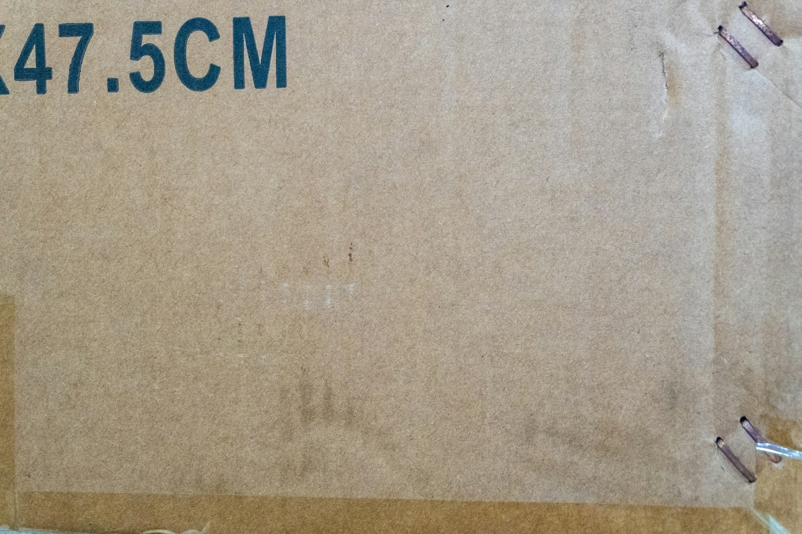 Estimer le volume de son déménagement en mètres cubes Gros plan sur un carton portant une dimension imprimée en centimètres