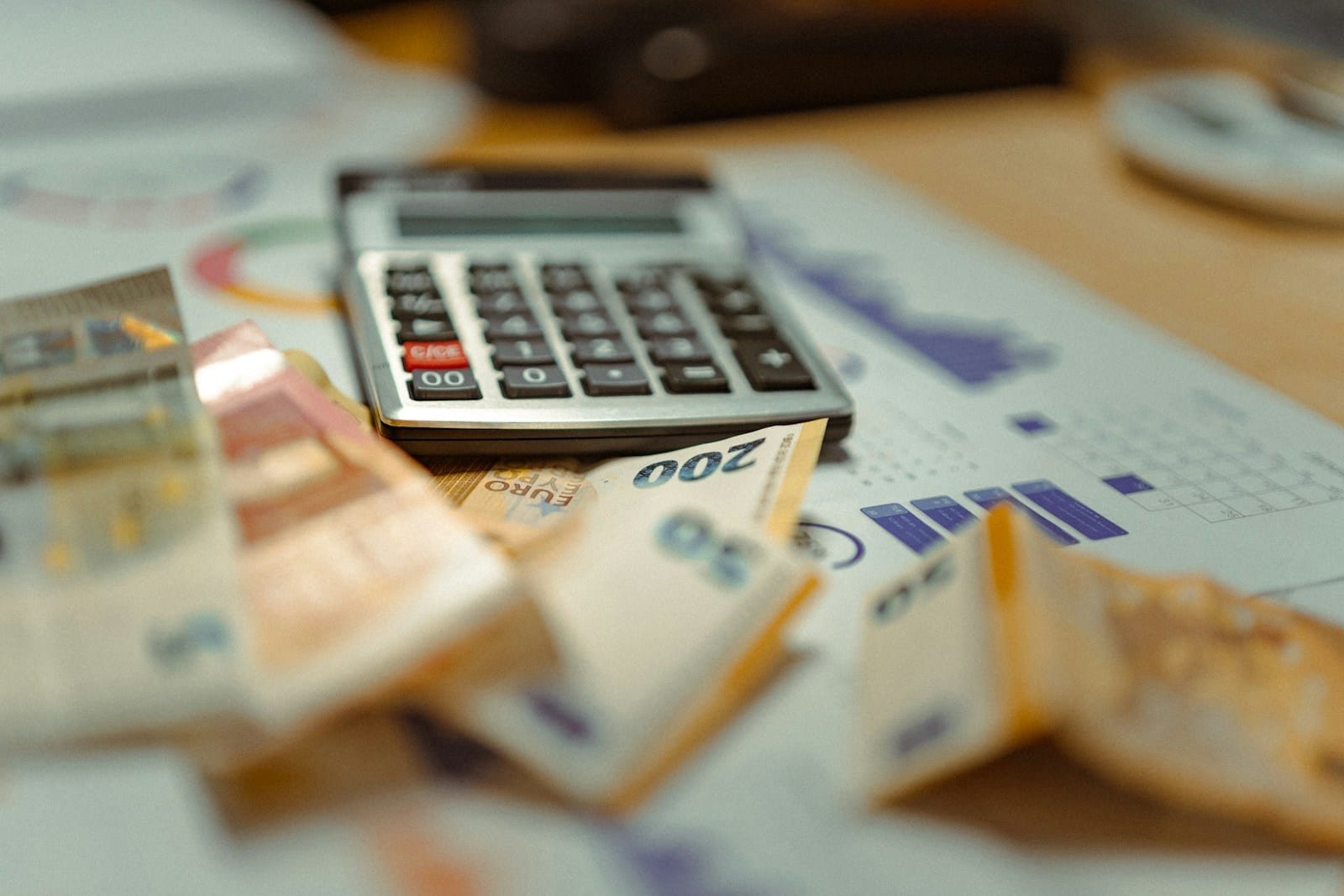 Comprendre la construction du prix d'un déménagement Calculatrice posée sur des billets en euros et des documents chiffrés